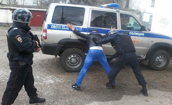 Пьяный крымчанин угрожал водителю муляжом пистолета (фото)